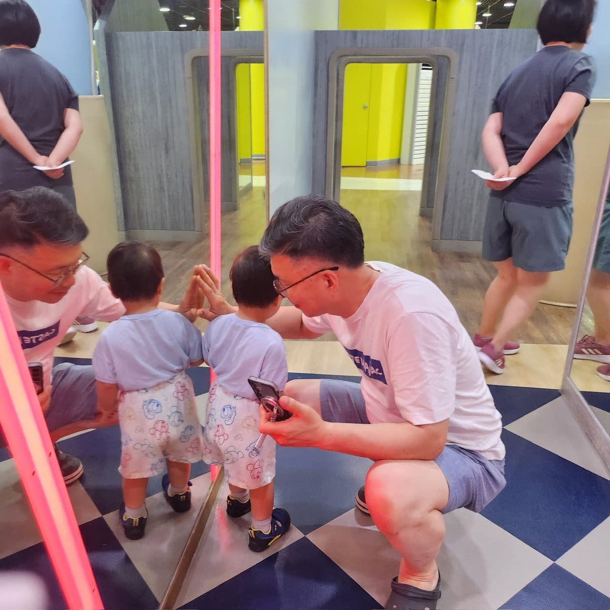 거울 앞에서 손자와 함께