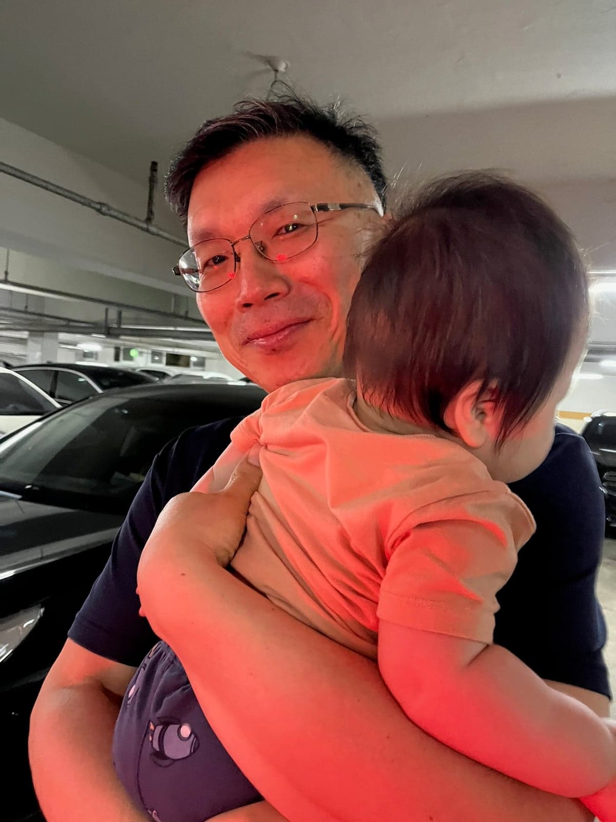 품에 안긴 아이