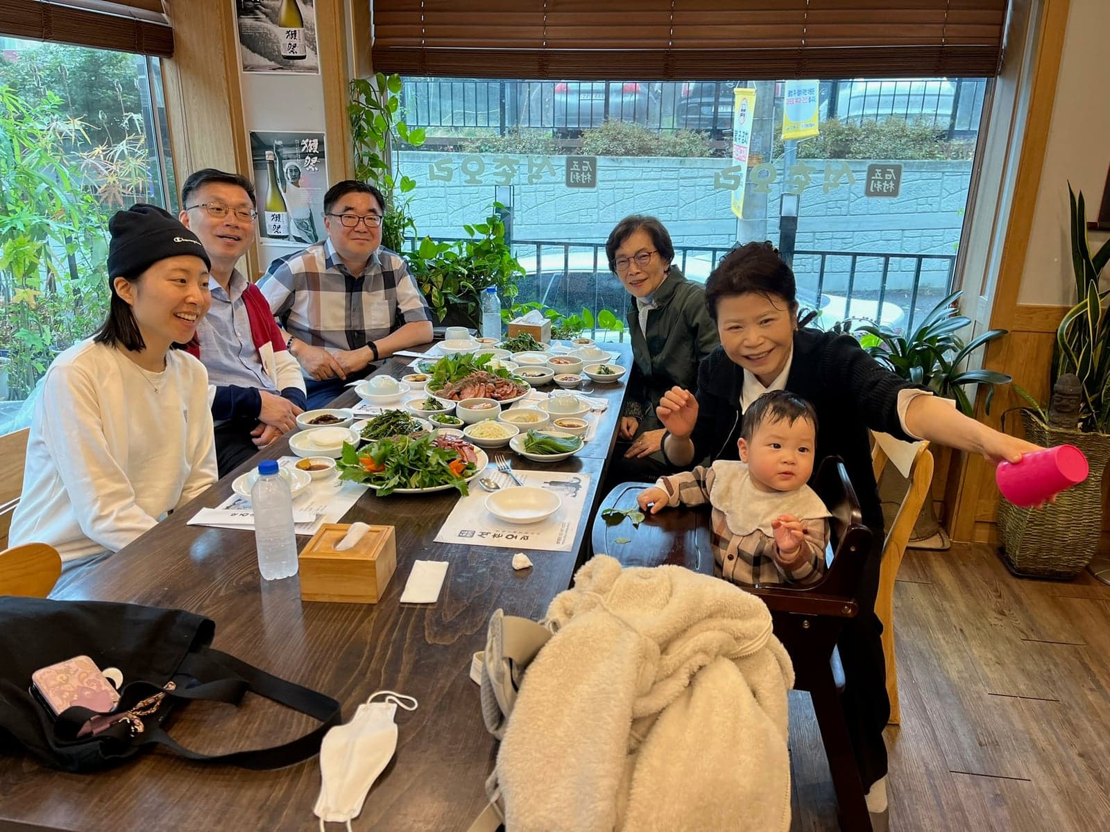 온 가족이 둘러앉아