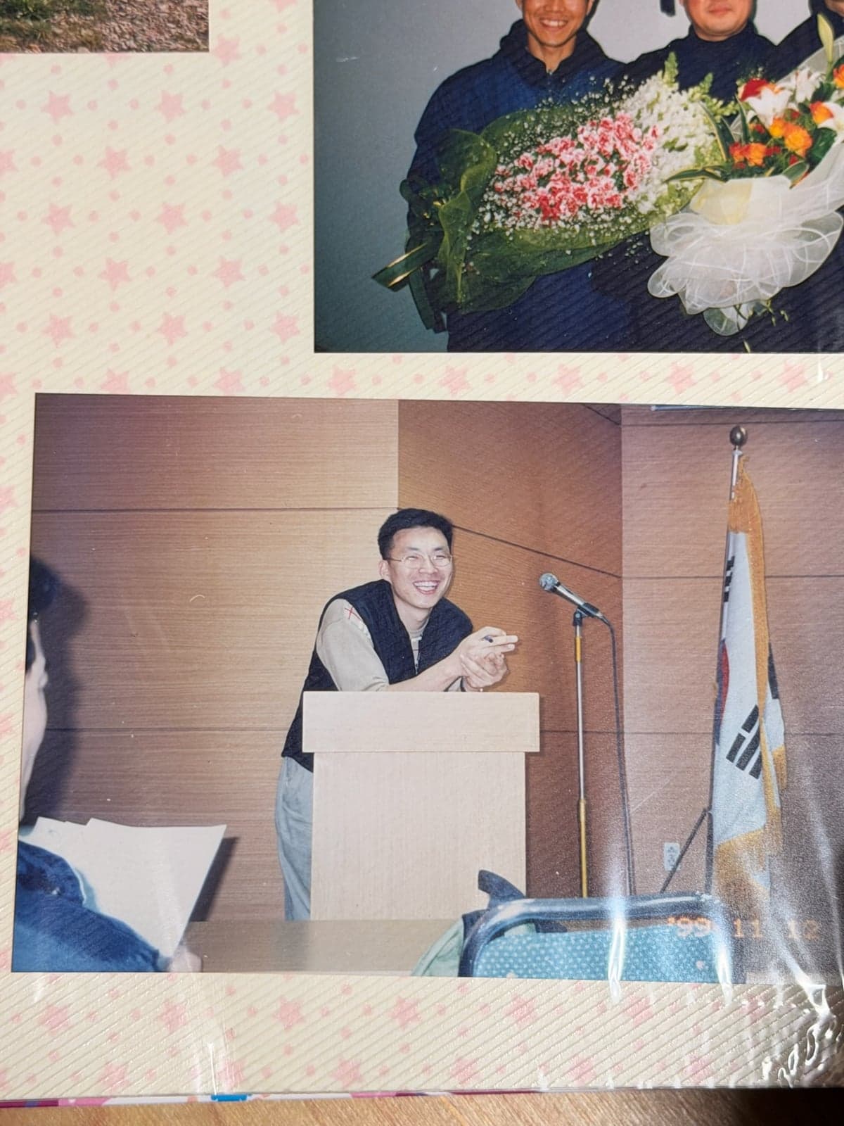 연단 앞에서