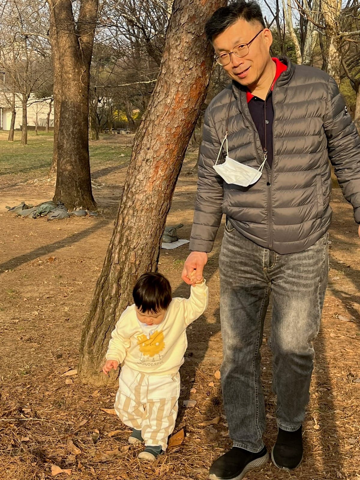 작은 손을 잡고