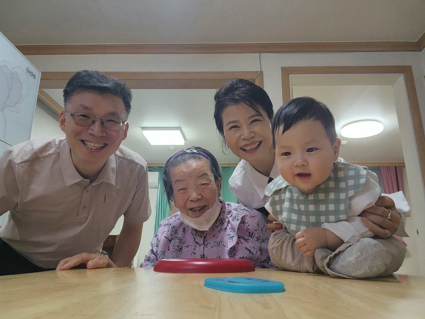 한 식탁에 모여